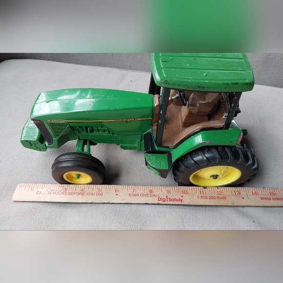 1/16 JOHN DEERE 8200 W/STRIPE DECAL NO Box ERTL Steering Mechanism Intact - Picture 13 of 16